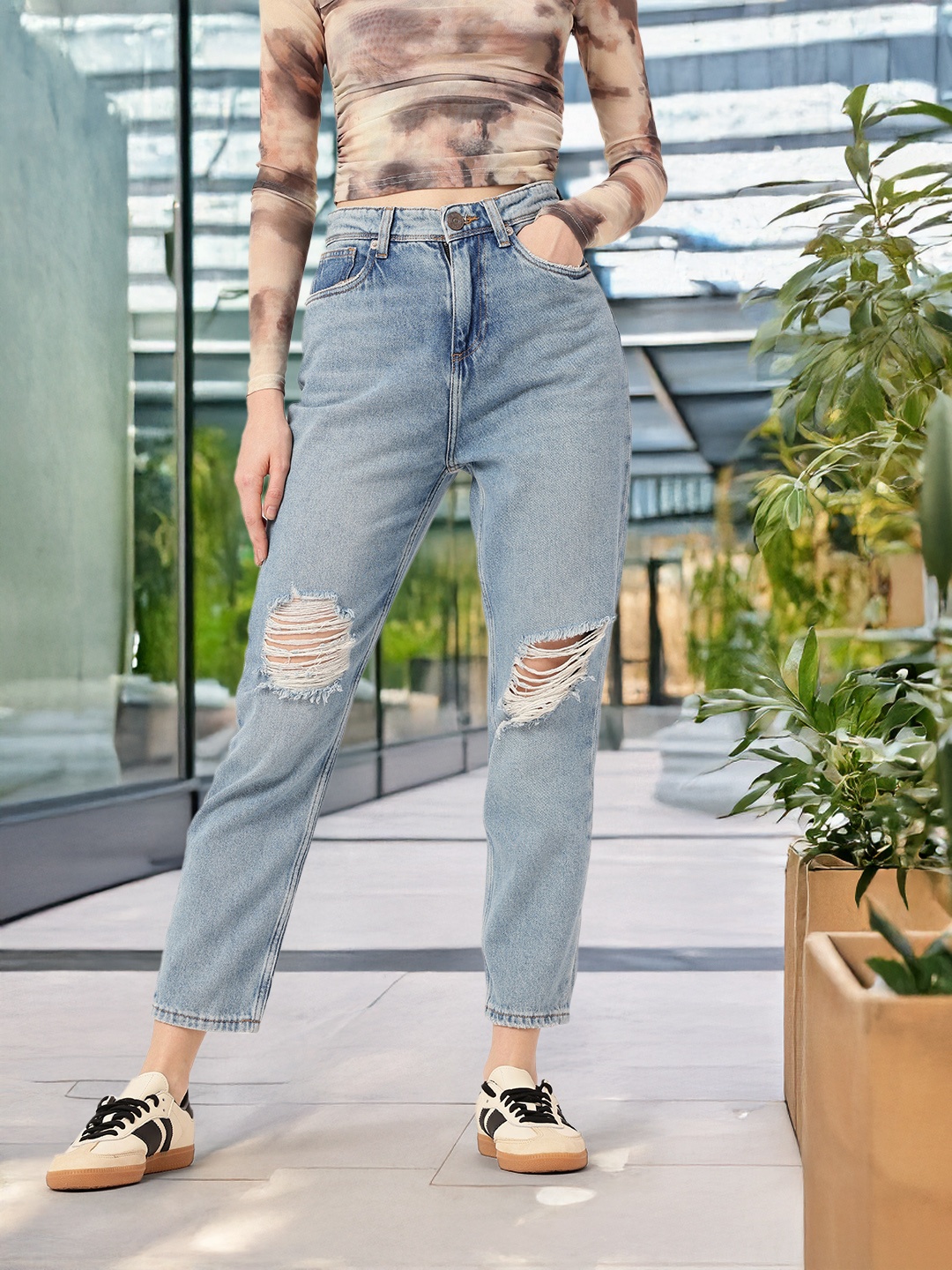 

DressBerry Women Urban Grunge Straight Fit Mildly Distressed Light Fade Jeans, Blue