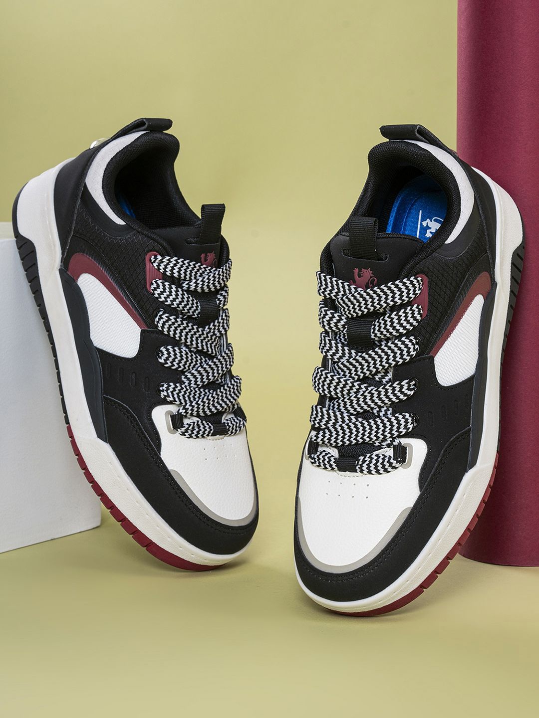 

Red Tape Men Colourblocked PU Sneakers, Black