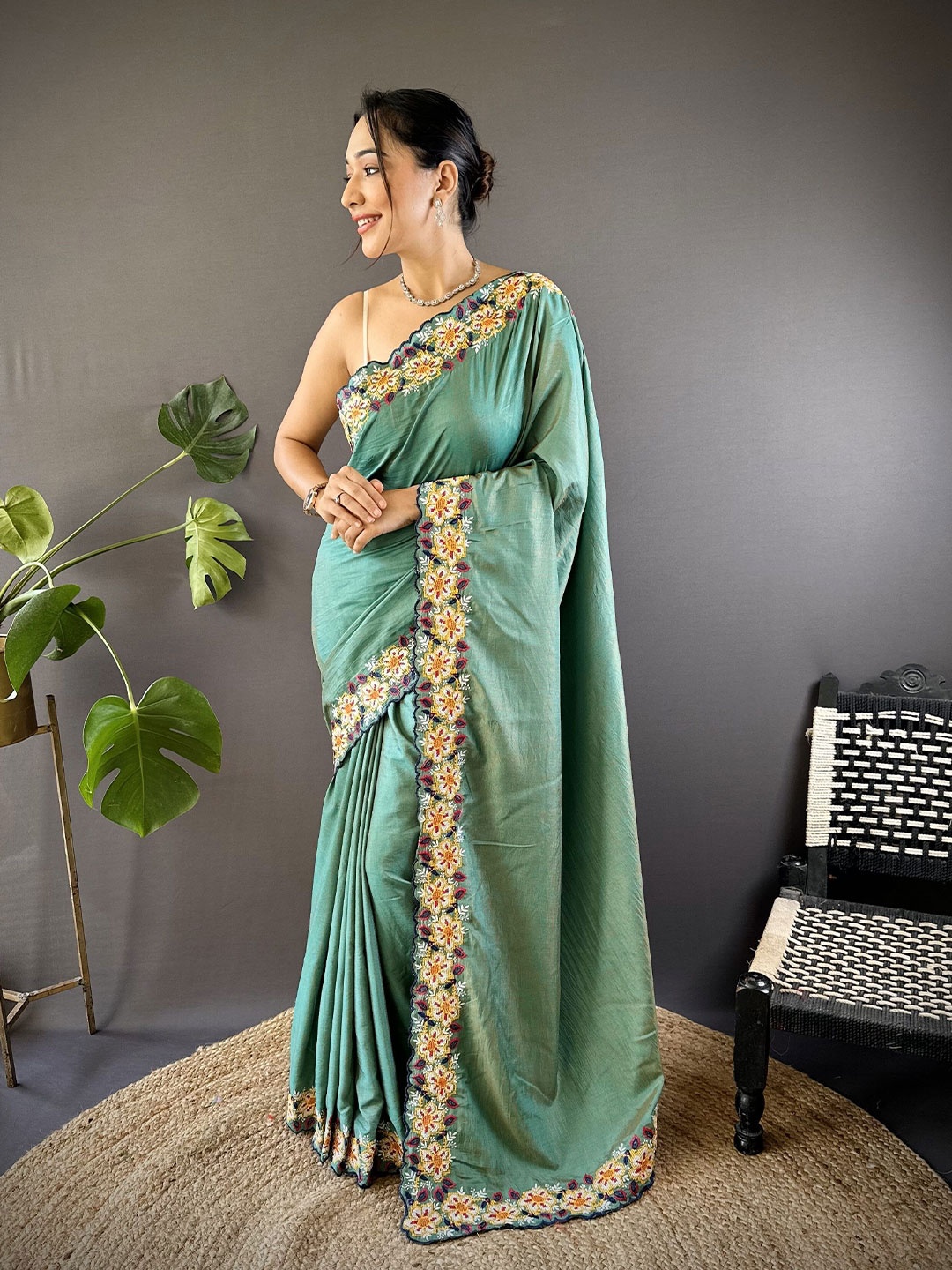 

NIWAA Embroidered Tissue Saree, Green