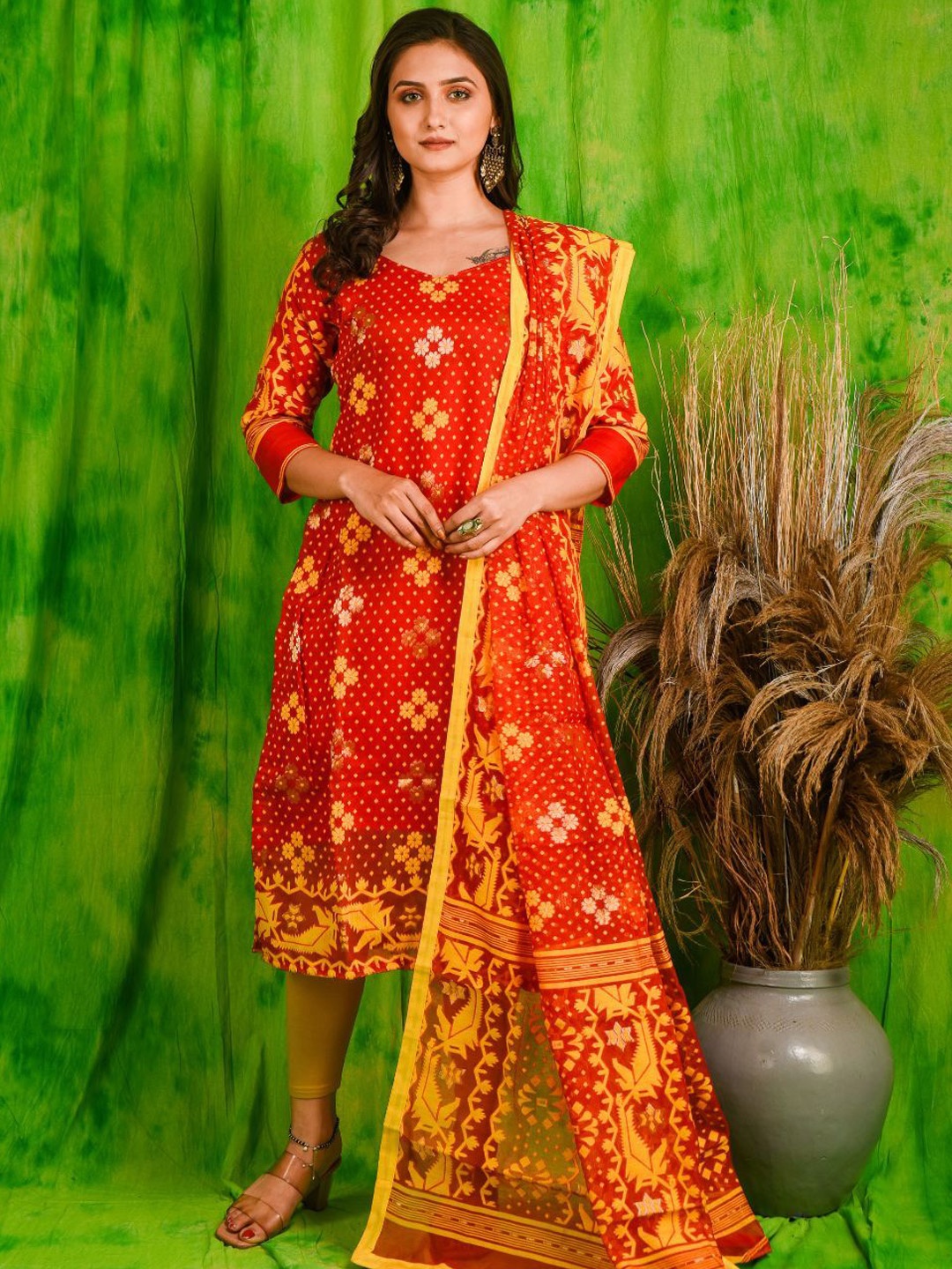 

8POURE Jamdani Floral Printed V-Neck Kurta With Dupatta, Red
