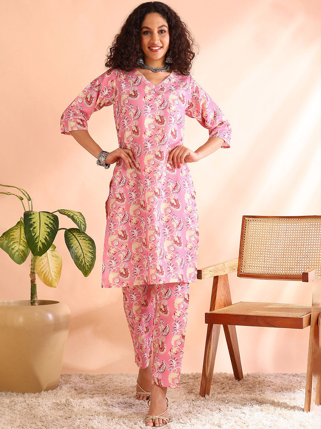 

DIVASTRI Floral Printed V Neck Regular Kurta With Trousers, Pink