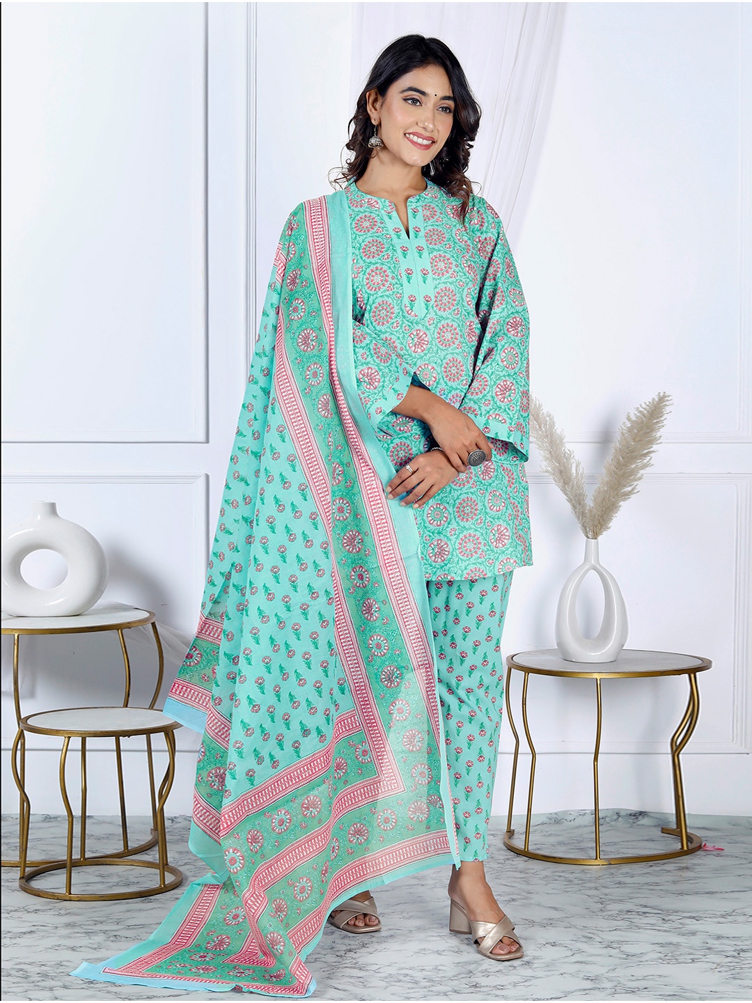 

Meena Bazaar Women Floral Printed Regular Kurti with Trousers & With Dupatta, Sea green