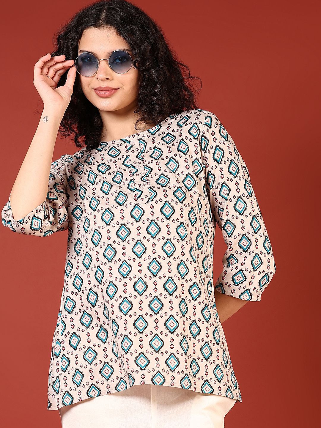 

V-Mart Geometric Print Top, White