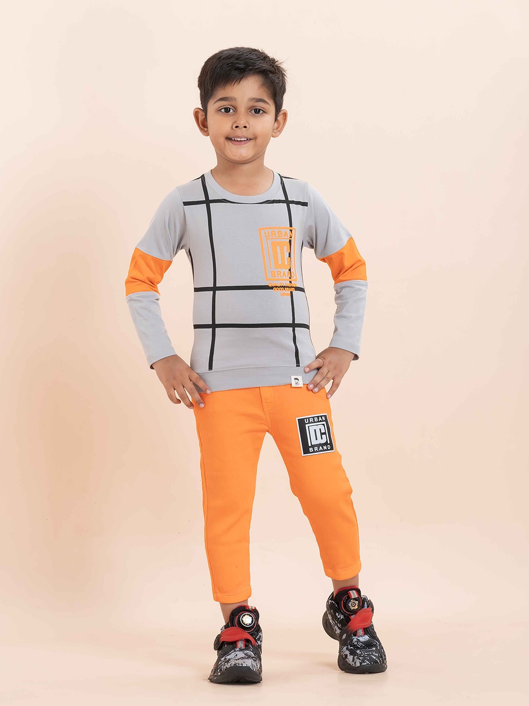 

YK X JUST KiDDiNG Boys Printed Round Neck Pure Cotton T-Shirt With Trouser, Grey