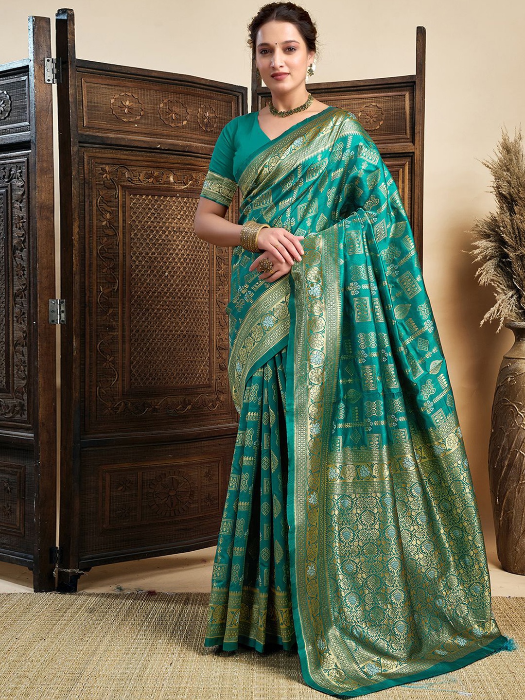 

HERE&NOW Woven Design Zari Silk Blend Banarasi Saree, Green