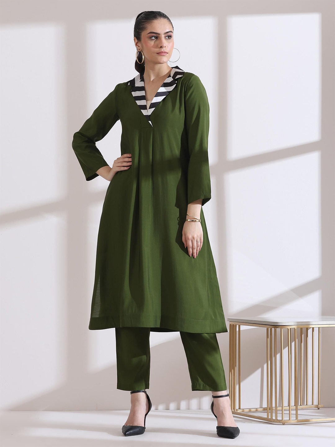 

Swtantra Women Regular Kurta with Trousers, Green