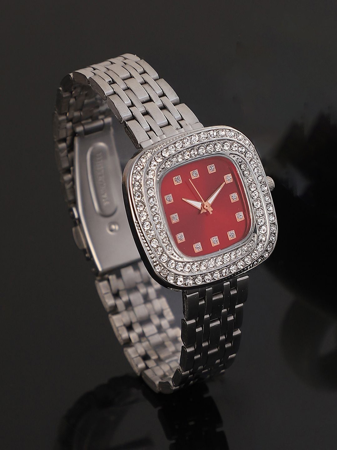 

HAUTE SAUCE by Campus Sutra Women Embellished Dial & Stainless Steel Bracelet Style Straps Analogue Watch, Silver