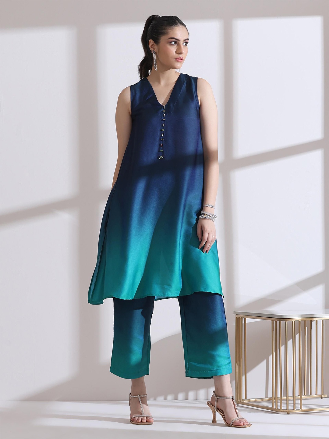 

Swtantra Women Ombre Dyed Regular Kurta with Trousers, Blue