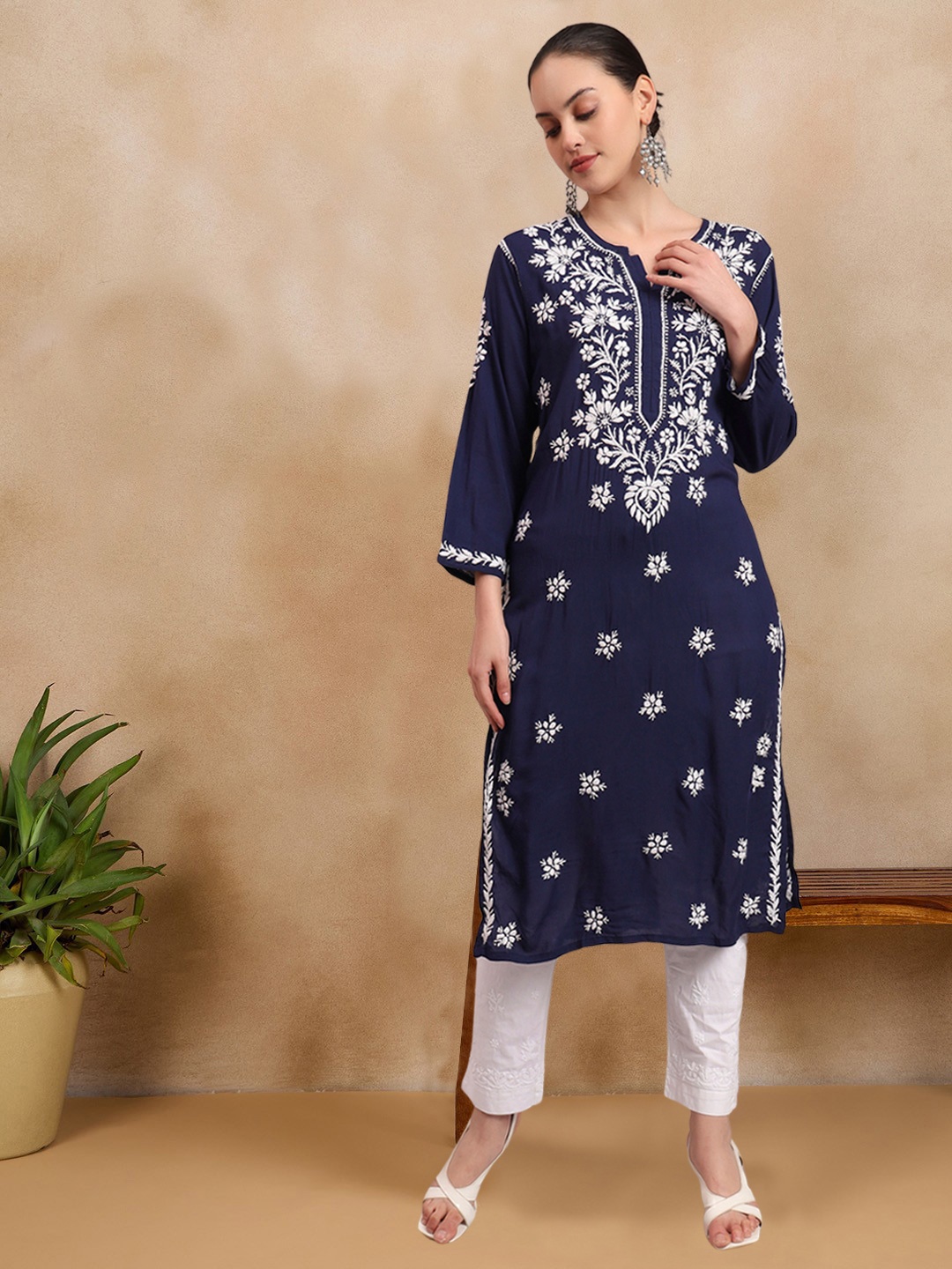 

PARAMOUNT CHIKAN Floral Embroidered Notch-Neck Chikankari Straight Kurta, Navy blue