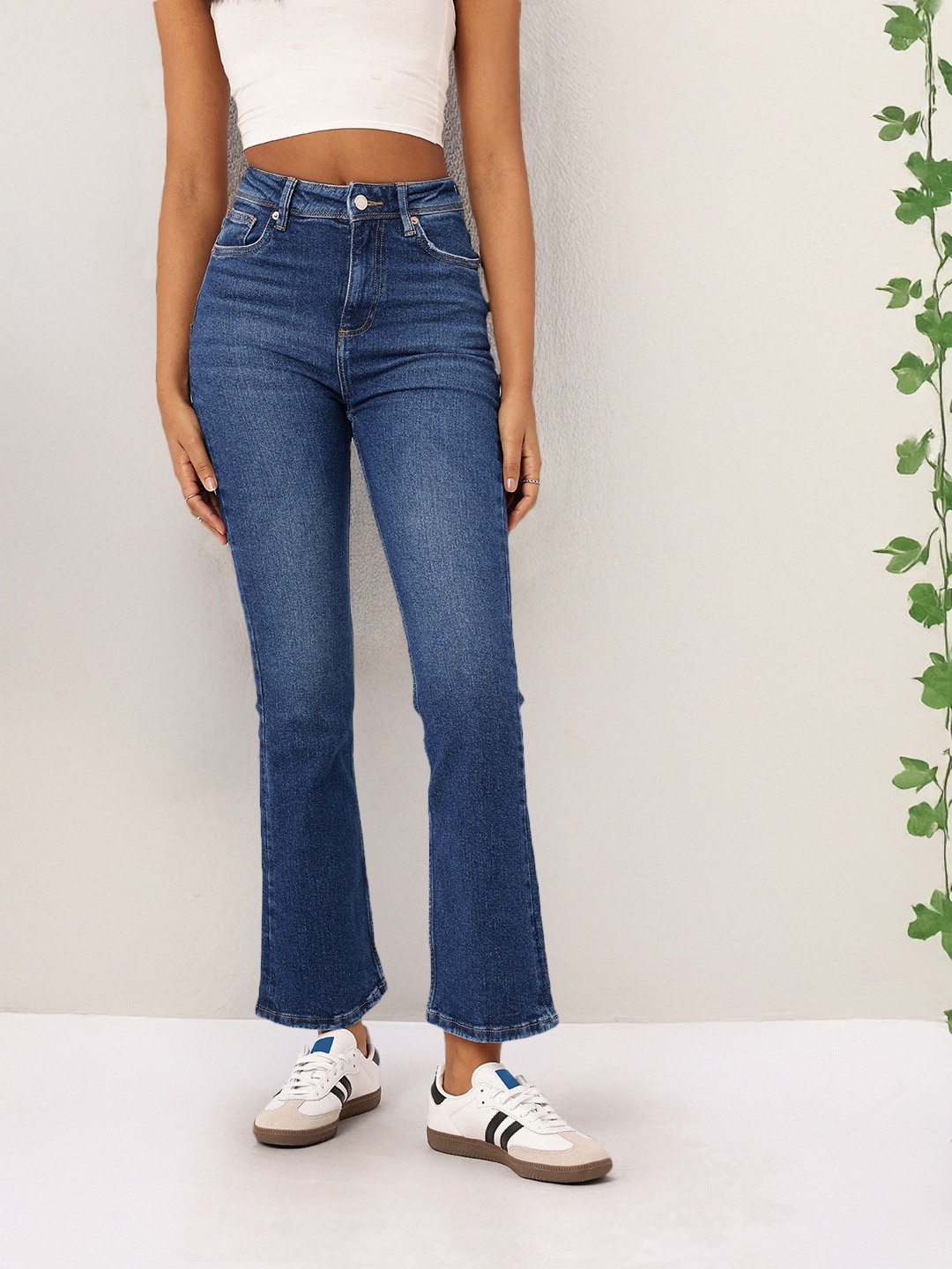 

DressBerry Women Urban Timeless Bootcut Light Fade Stretchable Jeans, Blue