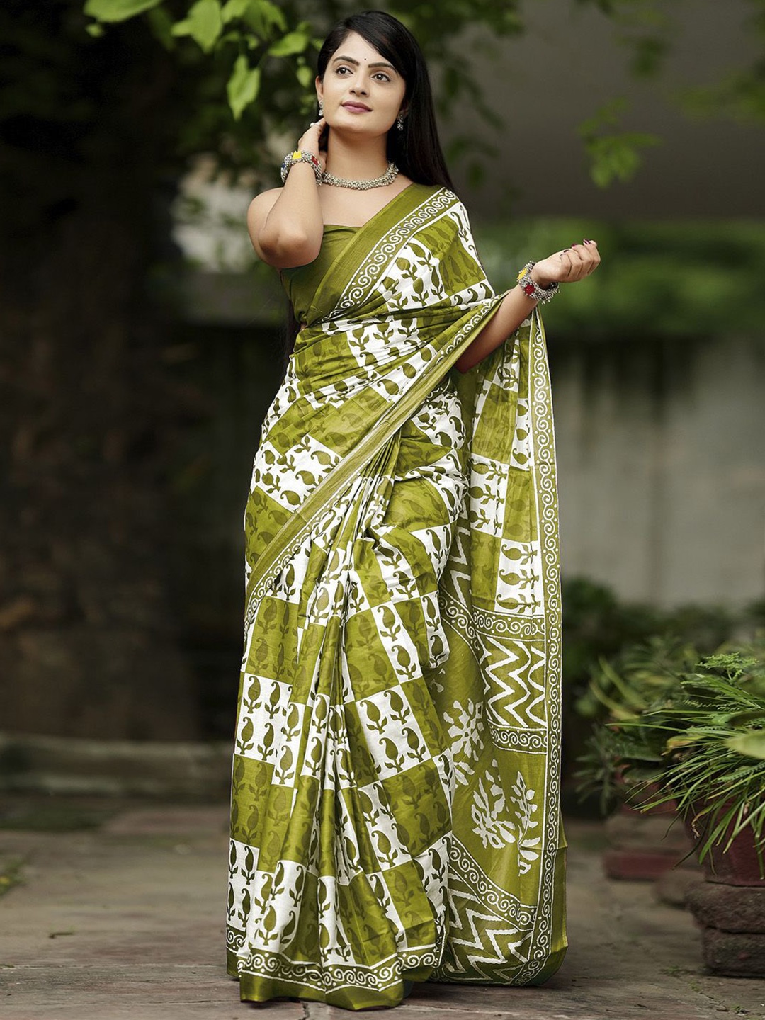 

Anouk Rustic Floral Bagru Saree, Olive