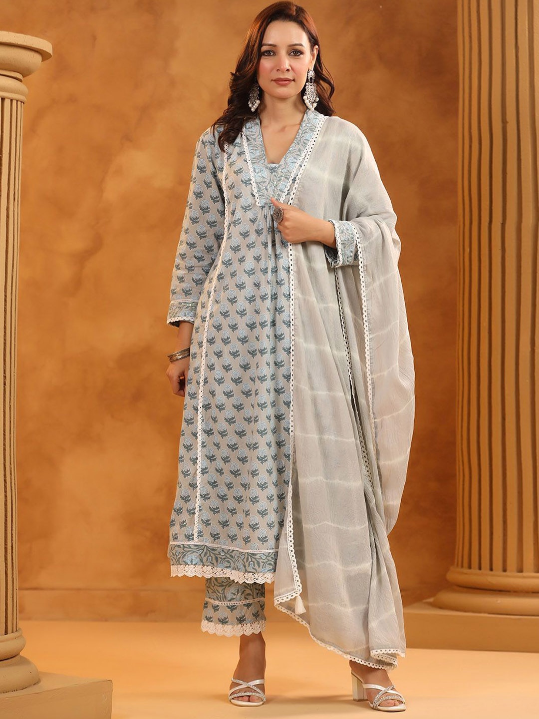 

Meena Bazaar Women Floral Printed Panelled Thread Work Kurta with Trousers & With Dupatta, Grey