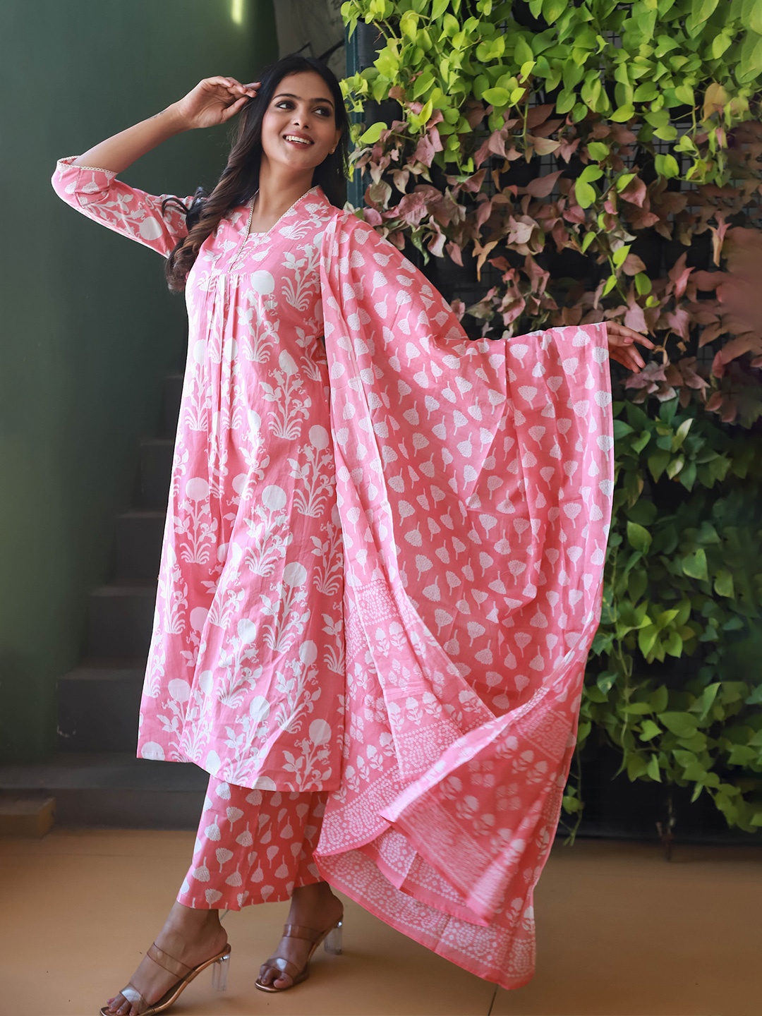 

RADOSS Women Floral Printed Regular Pure Cotton Kurta with Trousers & With Dupatta, Peach