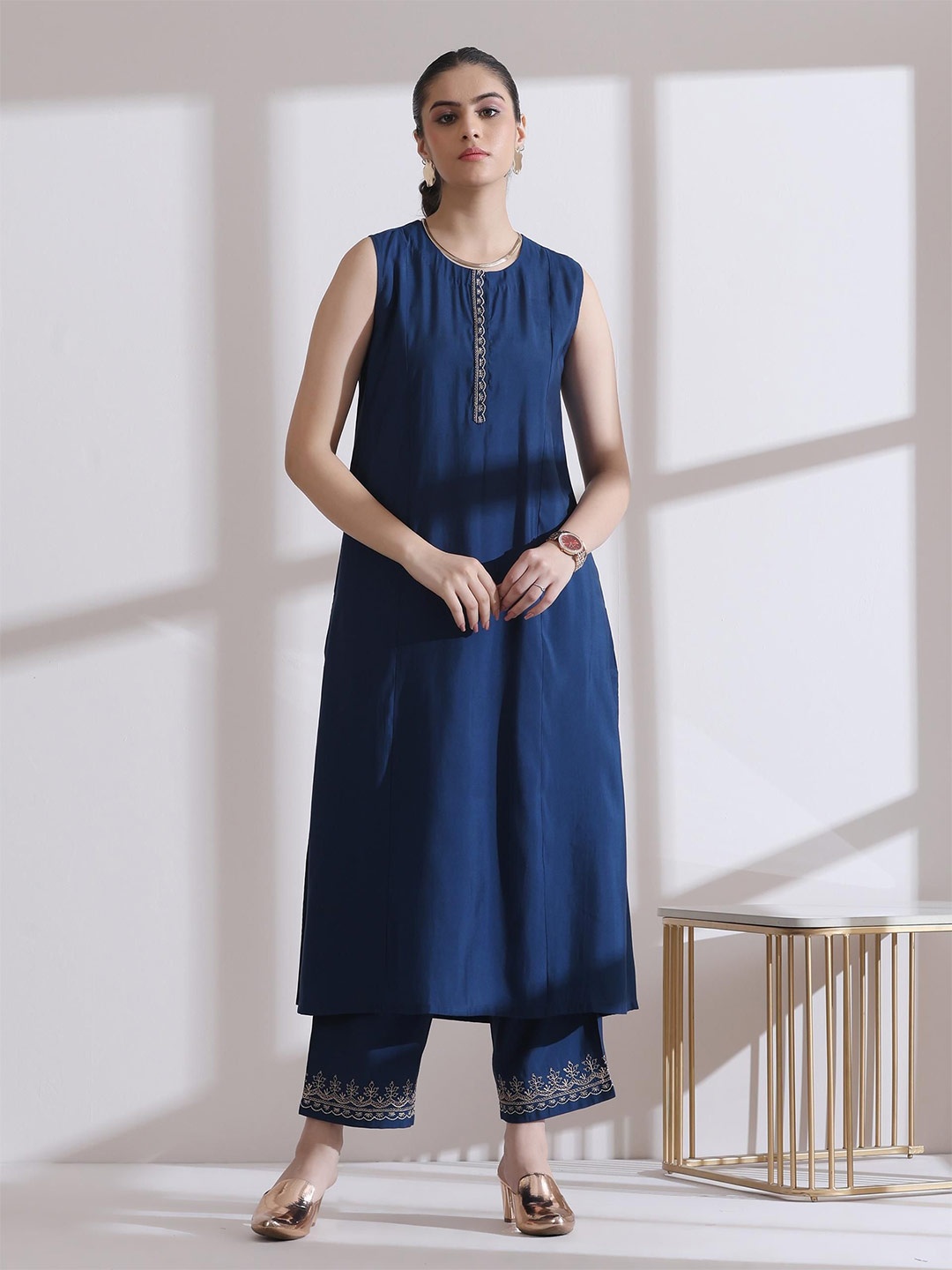 

Swtantra Women Embroidered Regular Kurta with Trousers, Navy blue