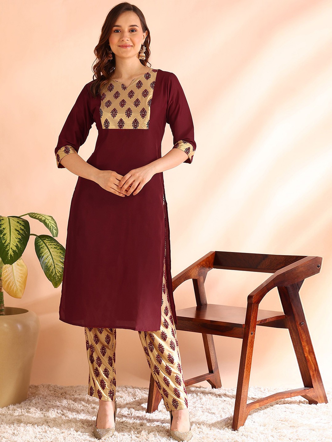 

DIVASTRI Floral Printed Notch Neck Straight Kurta With Trousers, Maroon