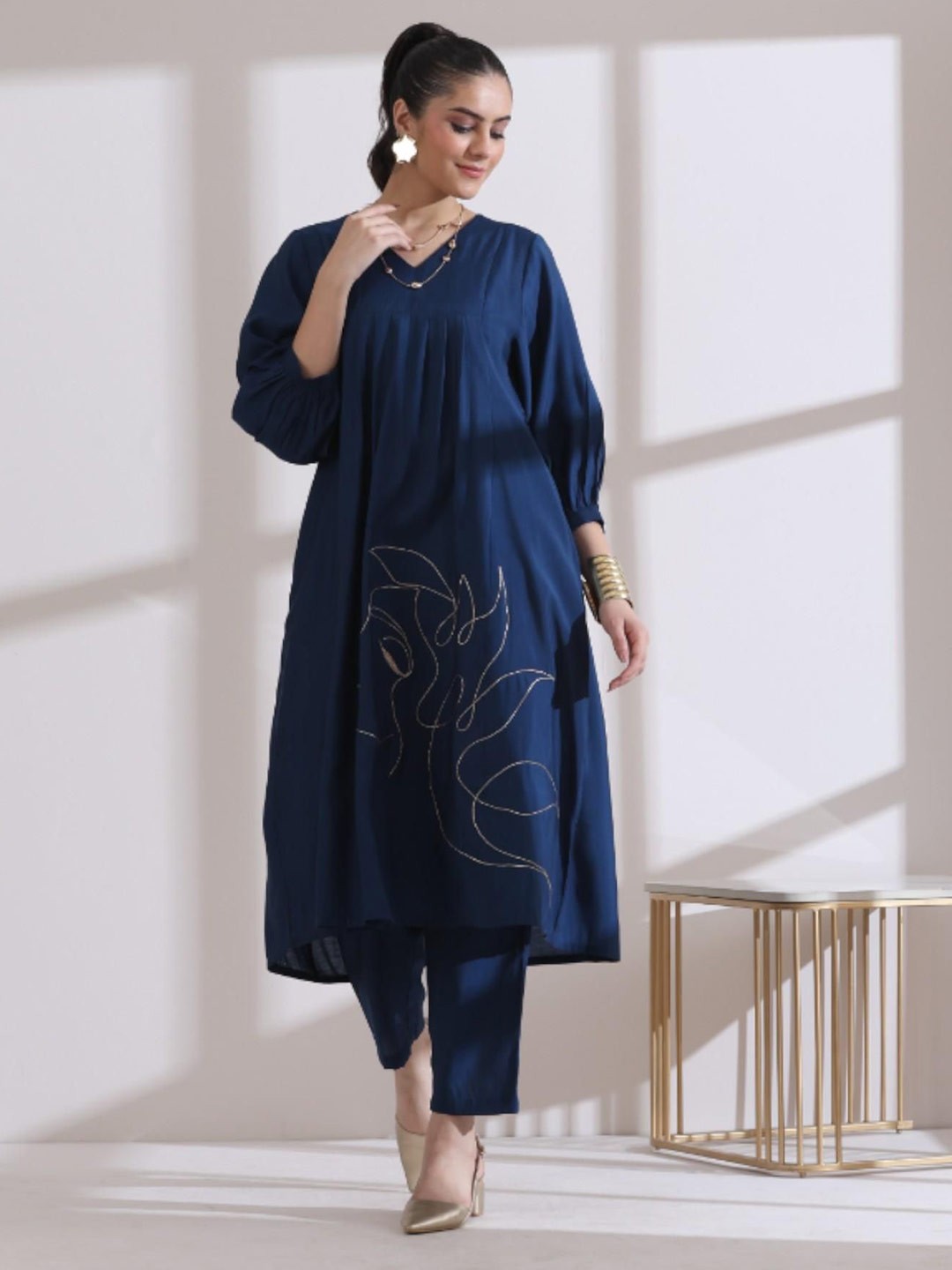 

Swtantra Women Embroidered Regular Kurta with Trousers, Navy blue