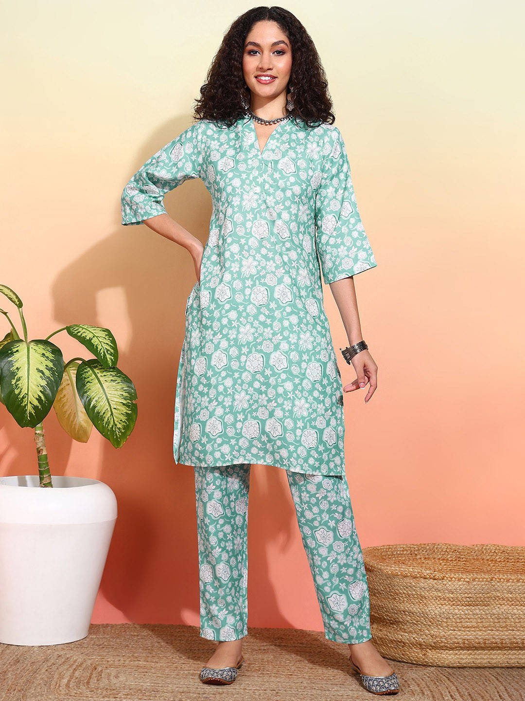 

DIVASTRI Floral Printed V-Neck Straight Kurta With Trousers, Lime green