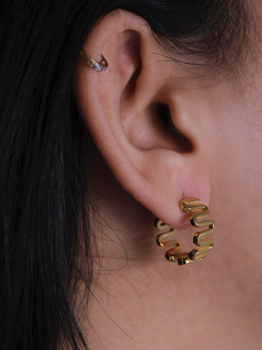 

Anushka Jain Jewellery 92.5 Sterling Silver Gold-Plated Wavy Classic Hoop Earrings