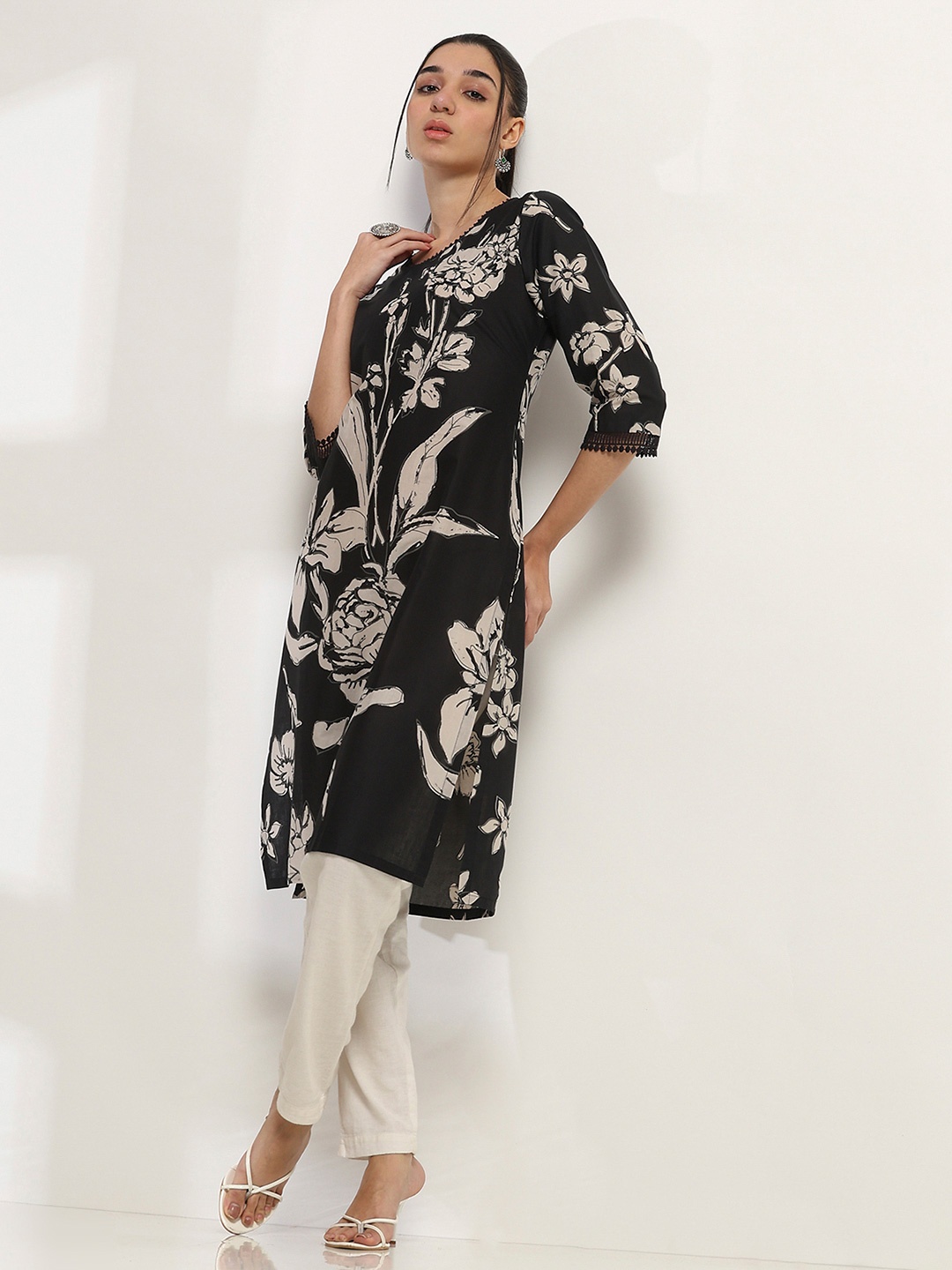 

Rangriti Floral Printed Round--Neck Cotton Straight Kurta, Black