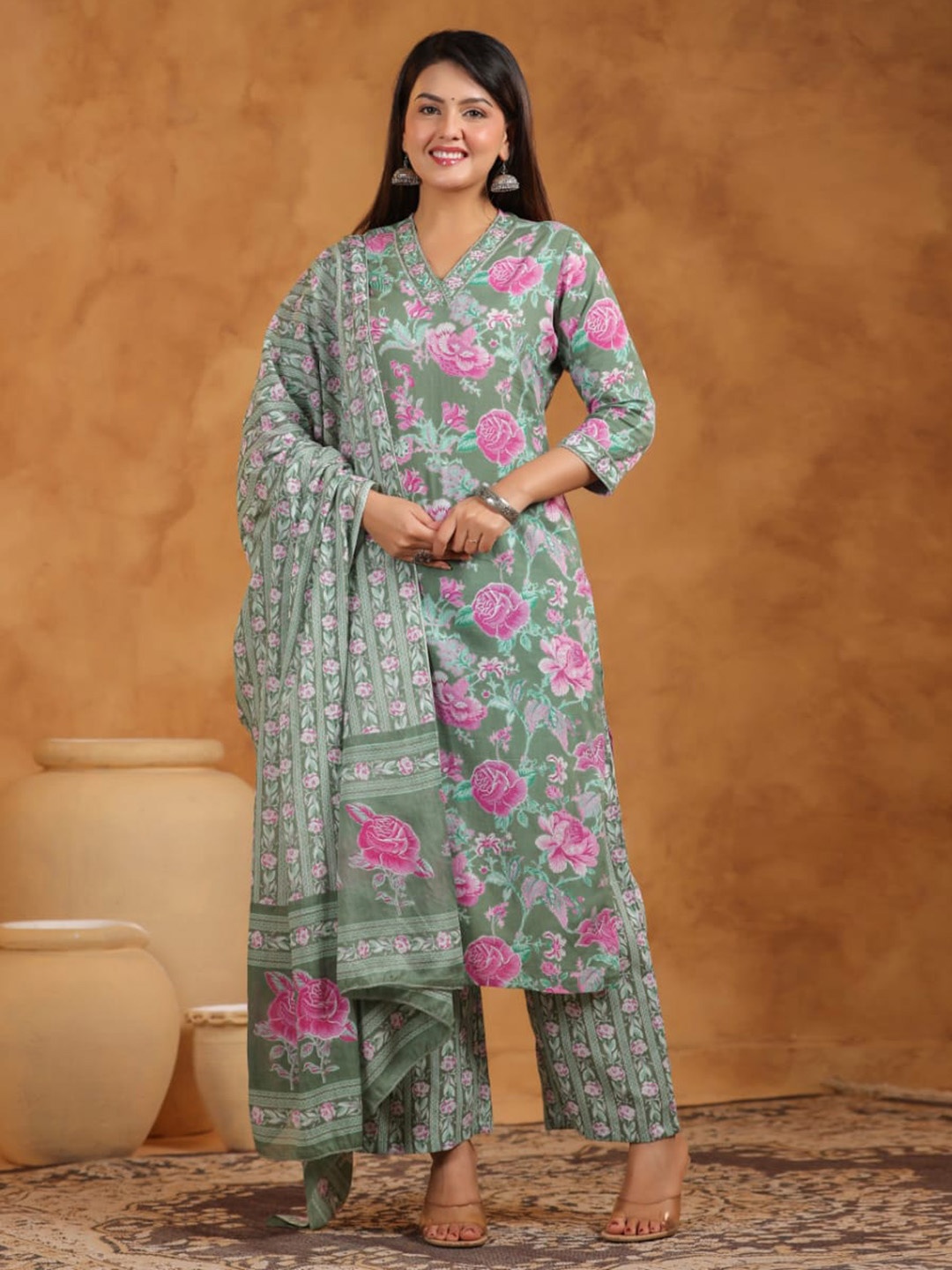 

Meena Bazaar Floral Printed Sequinned Straight Kurta With Trouser And Dupatta, Green