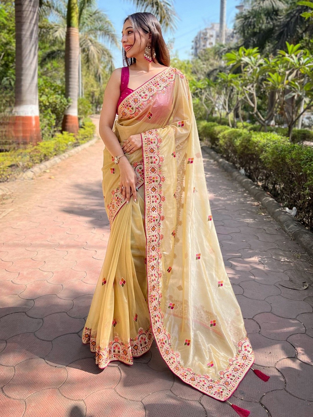 

Mitera Embroidered Tissue Saree, Beige
