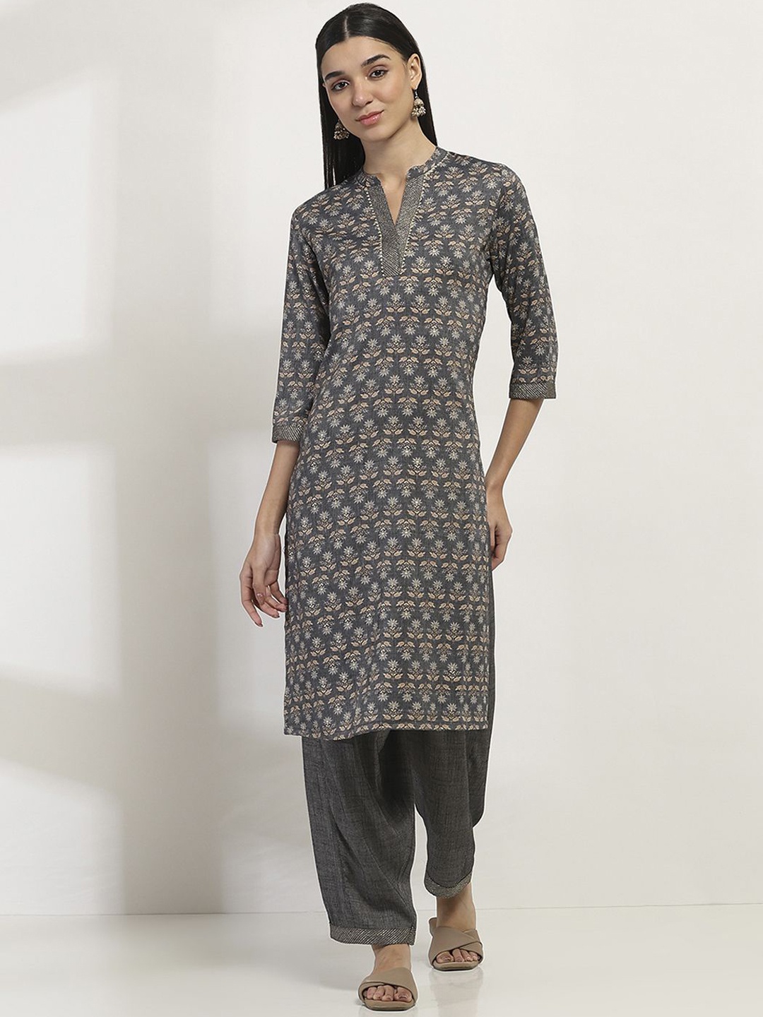 

Rangriti Floral Printed Mandarin Collar Straight Kurta With Salwar, Navy blue