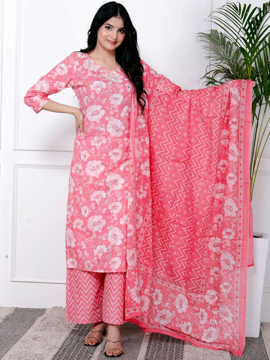 

Meena Bazaar Floral Printed Notch Neck Kurta With Palazzo & Dupatta, Pink