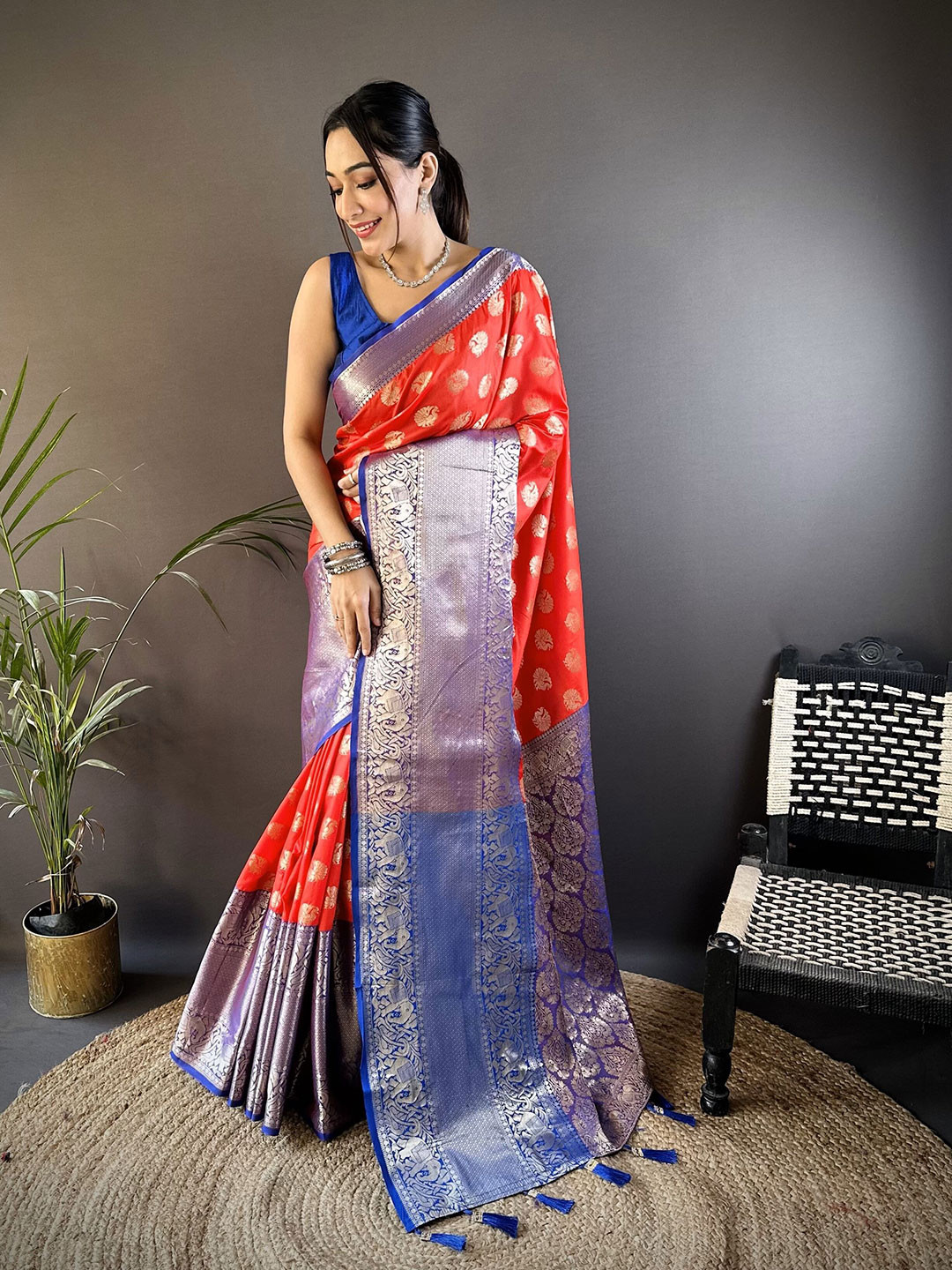 

NIWAA Woven Design Zari Pure Silk Kanjeevaram Saree, Red