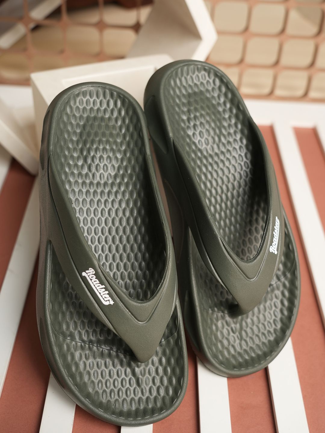 

The Roadster Lifestyle Co Men Textured Casual Thongs, Olive