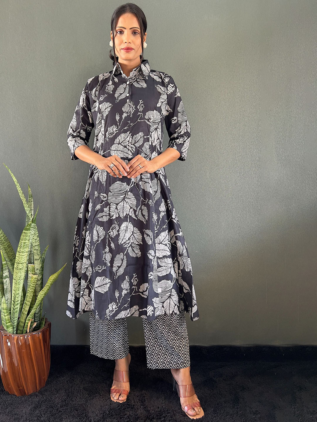 

SHREE KUDMAI Women Floral Printed Regular Pure Cotton Kurta with Trousers, Black