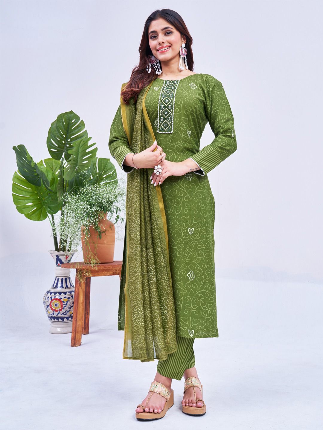 

Anouk Floral Printed Sequinned Kurta With Trousers & Dupatta, Green