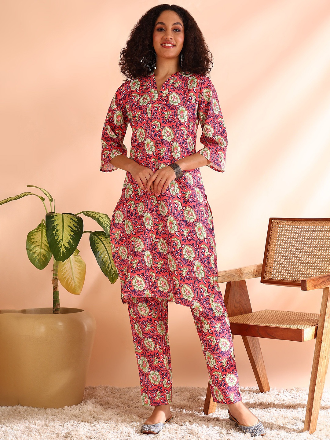 

DIVASTRI Floral Printed V-Neck Straight Kurta With Trousers, Maroon