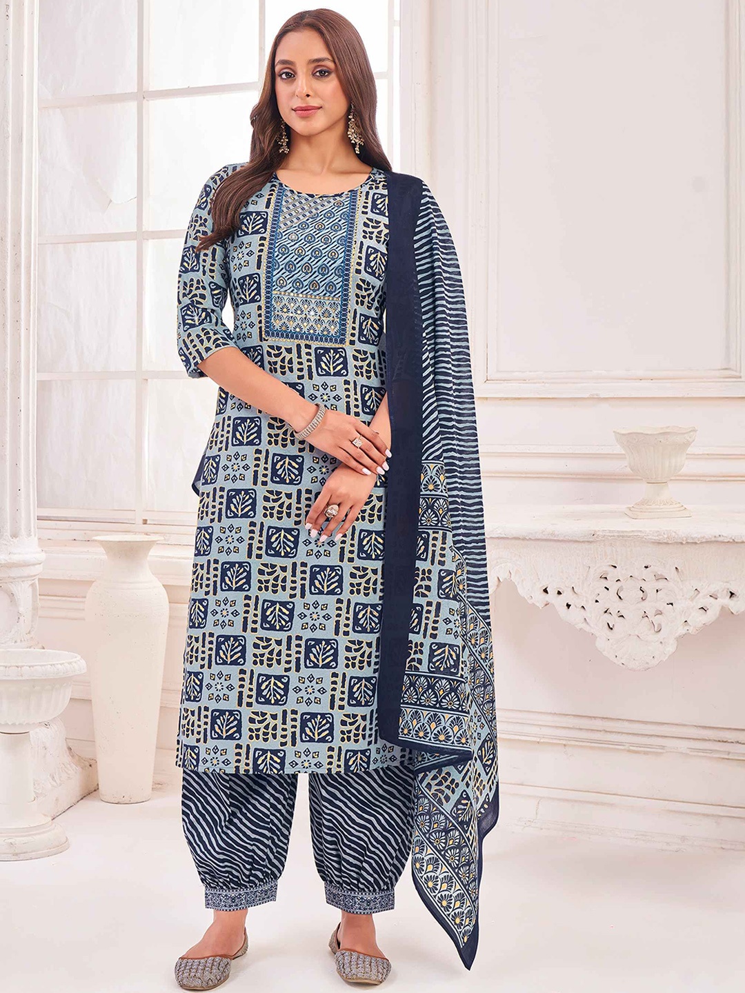 

MOJILAA Floral Printed Round Neck Straight Kurta With Salwar And Dupatta, Blue