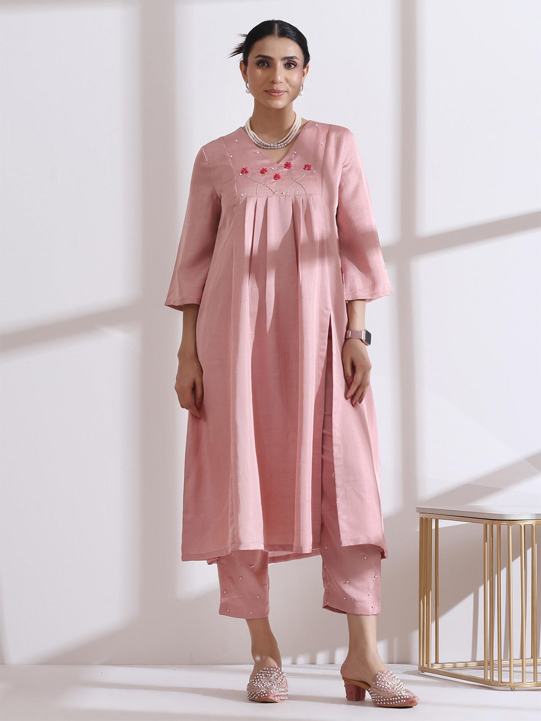 

Swtantra Women Floral Embroidered Regular Kurta with Trousers, Pink