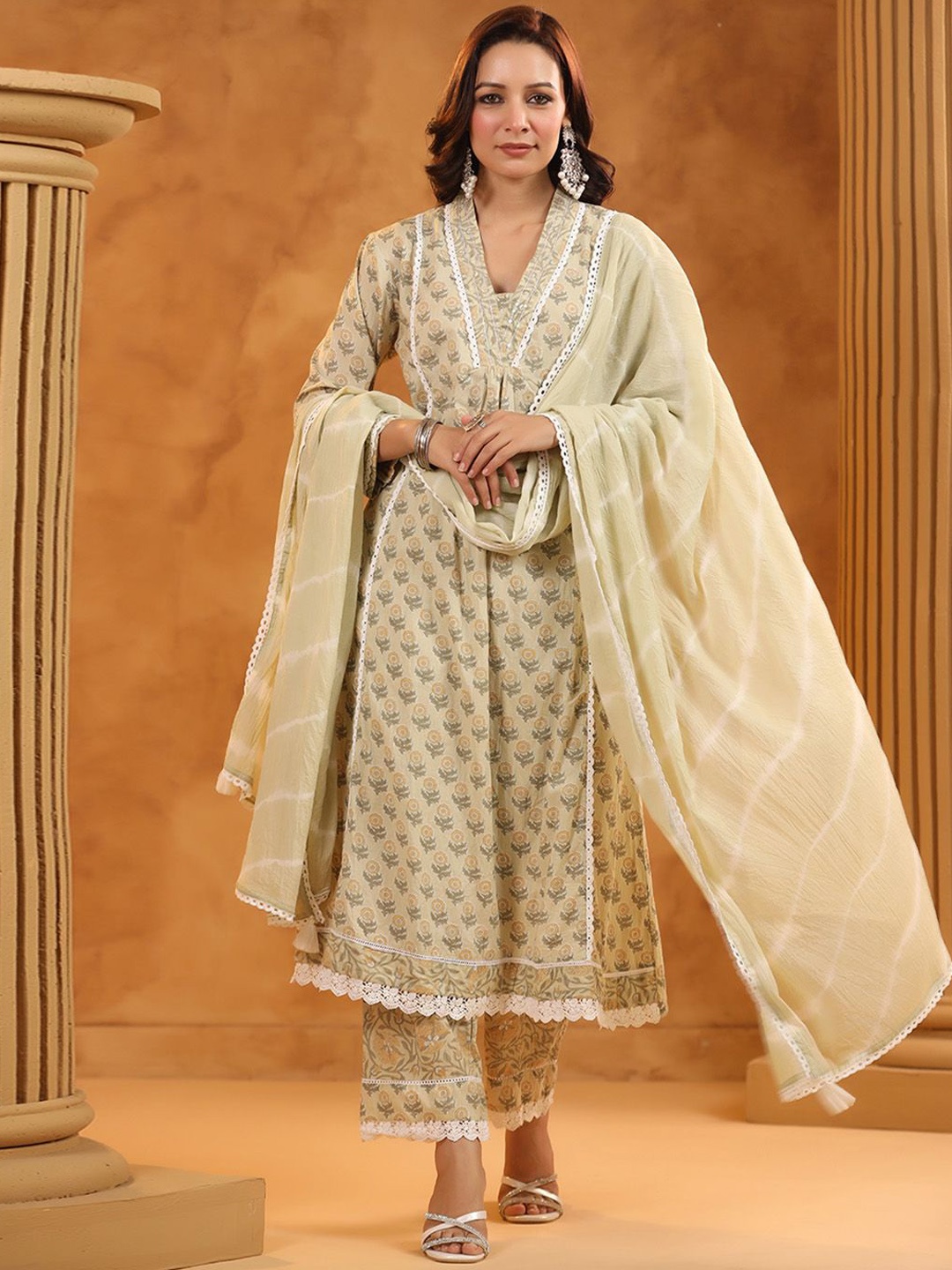 

Meena Bazaar Women Floral Printed Regular Kurta with Trousers & With Dupatta, Beige