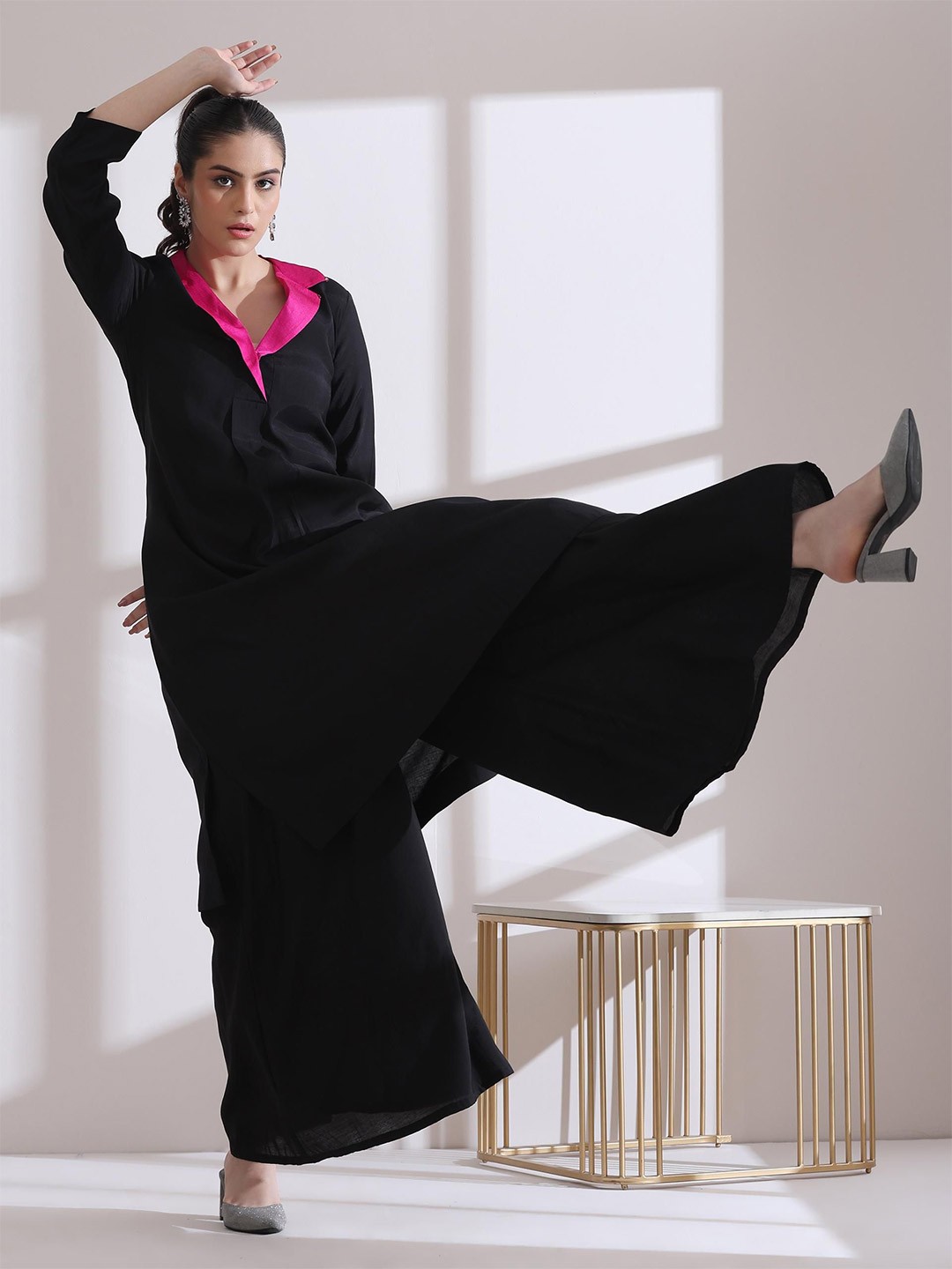 

Swtantra Women Regular Kurta with Trousers, Black