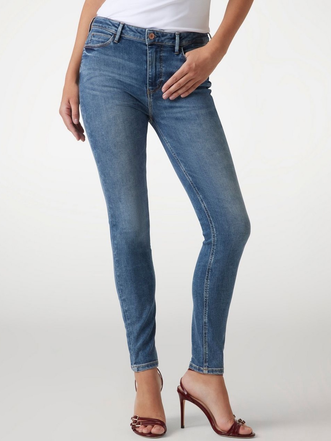 

GUESS Women Skinny Fit High-Rise Light Fade Jeans, Blue