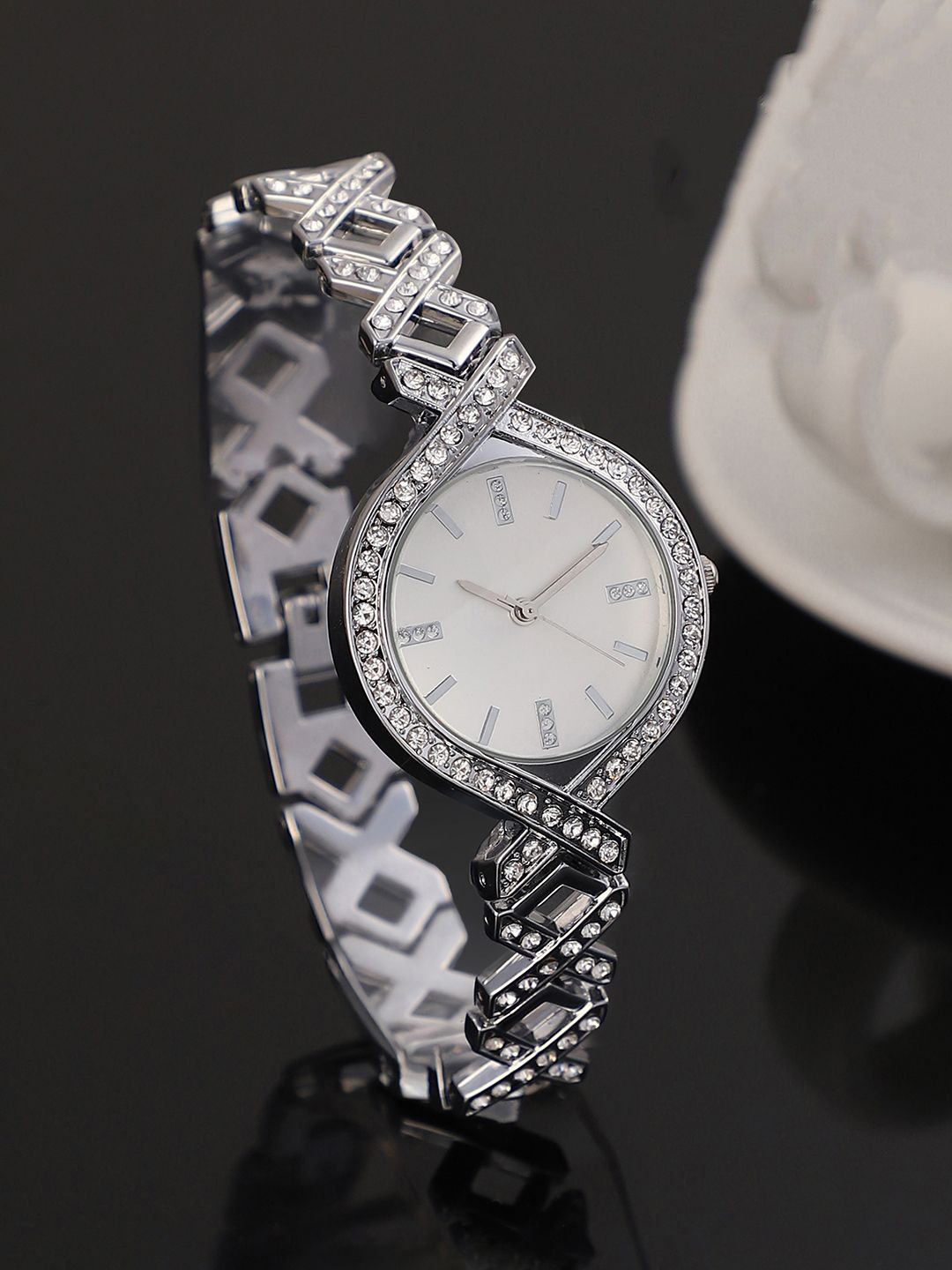 

HAUTE SAUCE by Campus Sutra Women Dial & Stainless Steel Bracelet Style Straps Analogue Watch SS25_HSWC1362, Silver