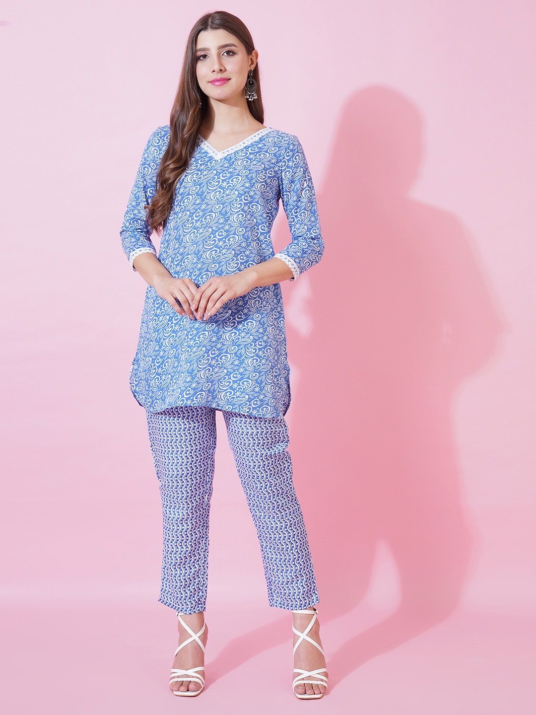 

SANTOPERA DESIGNER Floral Printed V-Neck Top With Trousers, Blue