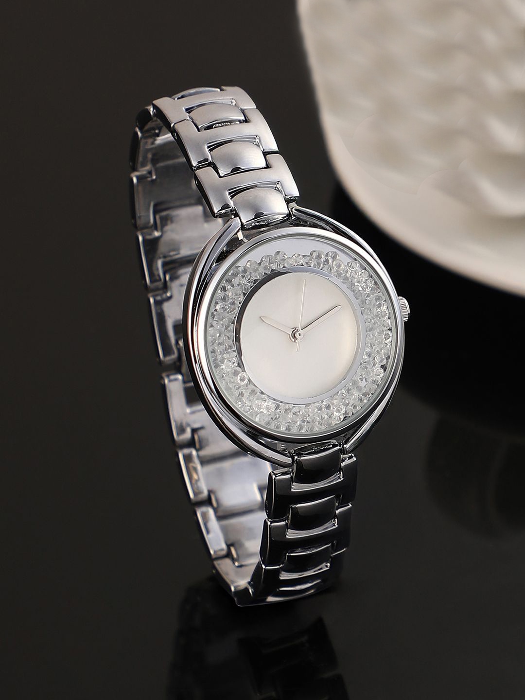 

HAUTE SAUCE by Campus Sutra Women Embellished Dial & Stainless Steel Bracelet Style Straps Analogue Watch, Silver