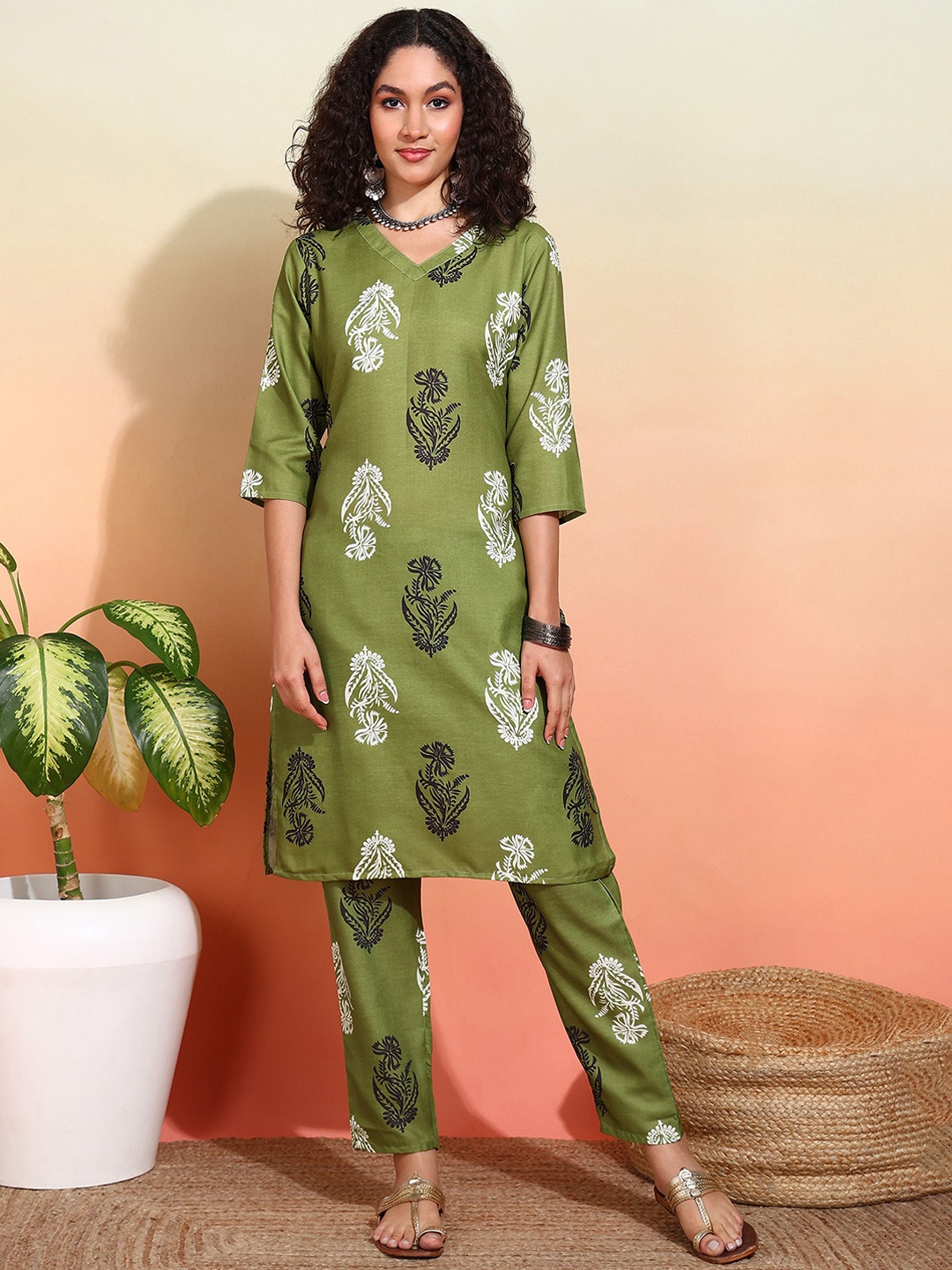 

DIVASTRI Floral Printed V-Neck Straight Kurta With Trousers, Green