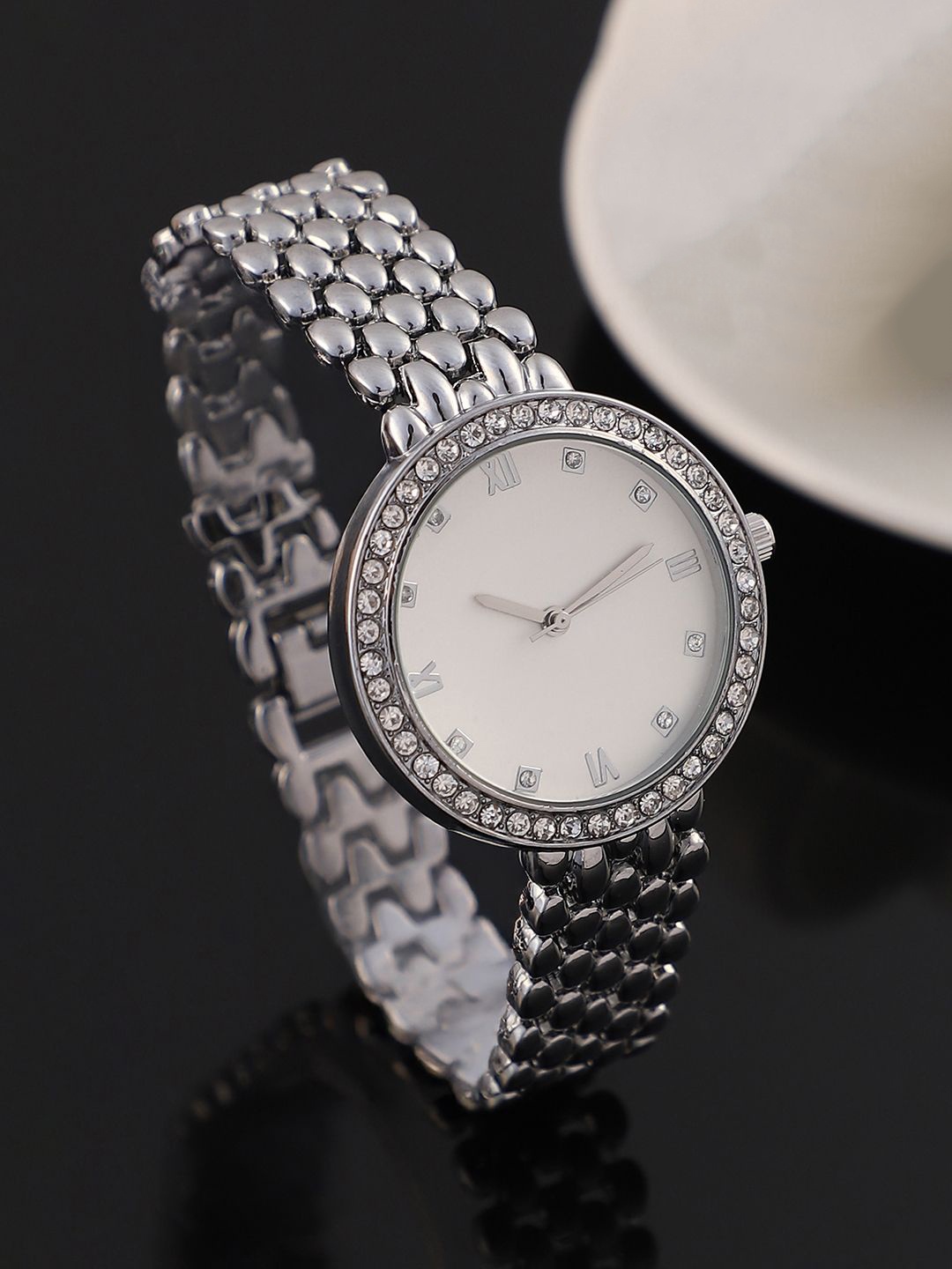 

HAUTE SAUCE by Campus Sutra Women Embellished Dial & Stainless Steel Bracelet Style Straps Analogue Watch, Silver