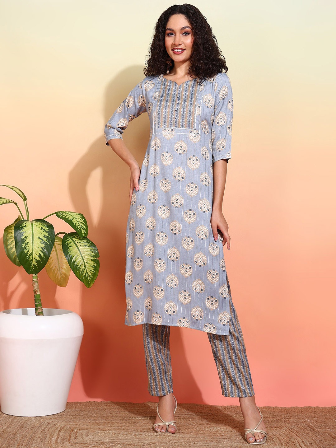 

DIVASTRI Floral Printed Notch Neck Straight Kurta With Trousers, Grey