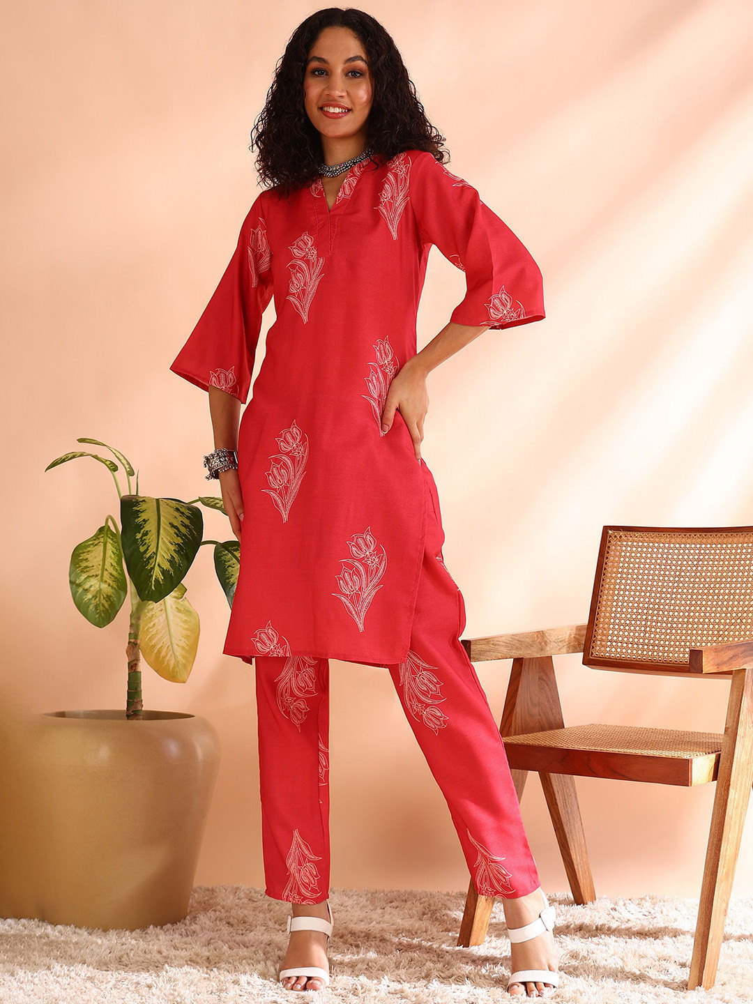 

DIVASTRI Floral Printed V-Neck Straight Kurta With Trousers, Red