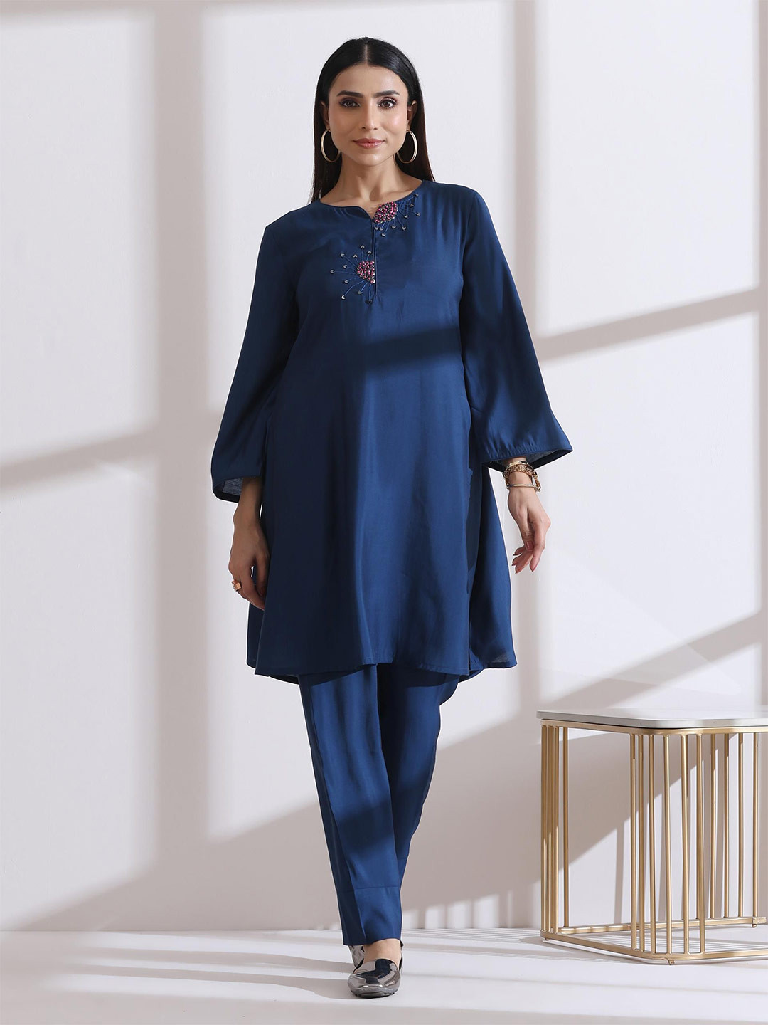 

Swtantra Women Floral Embroidered Regular Thread Work Kurta with Trousers, Navy blue