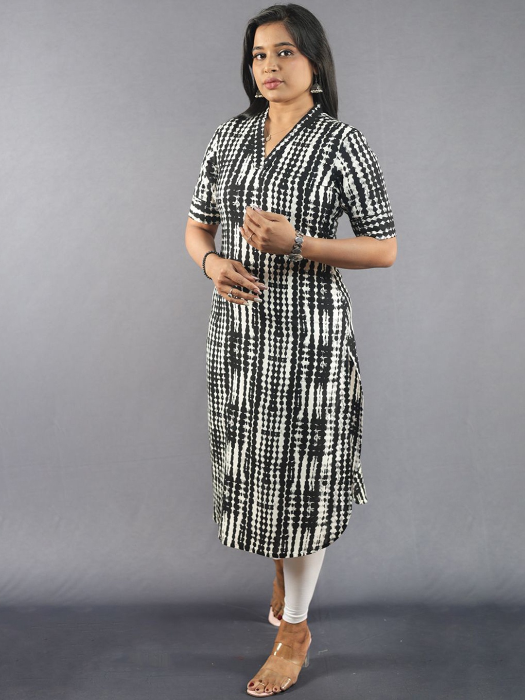 

ZARIA Geometric Dyed Cotton V-Neck Kurta, Black