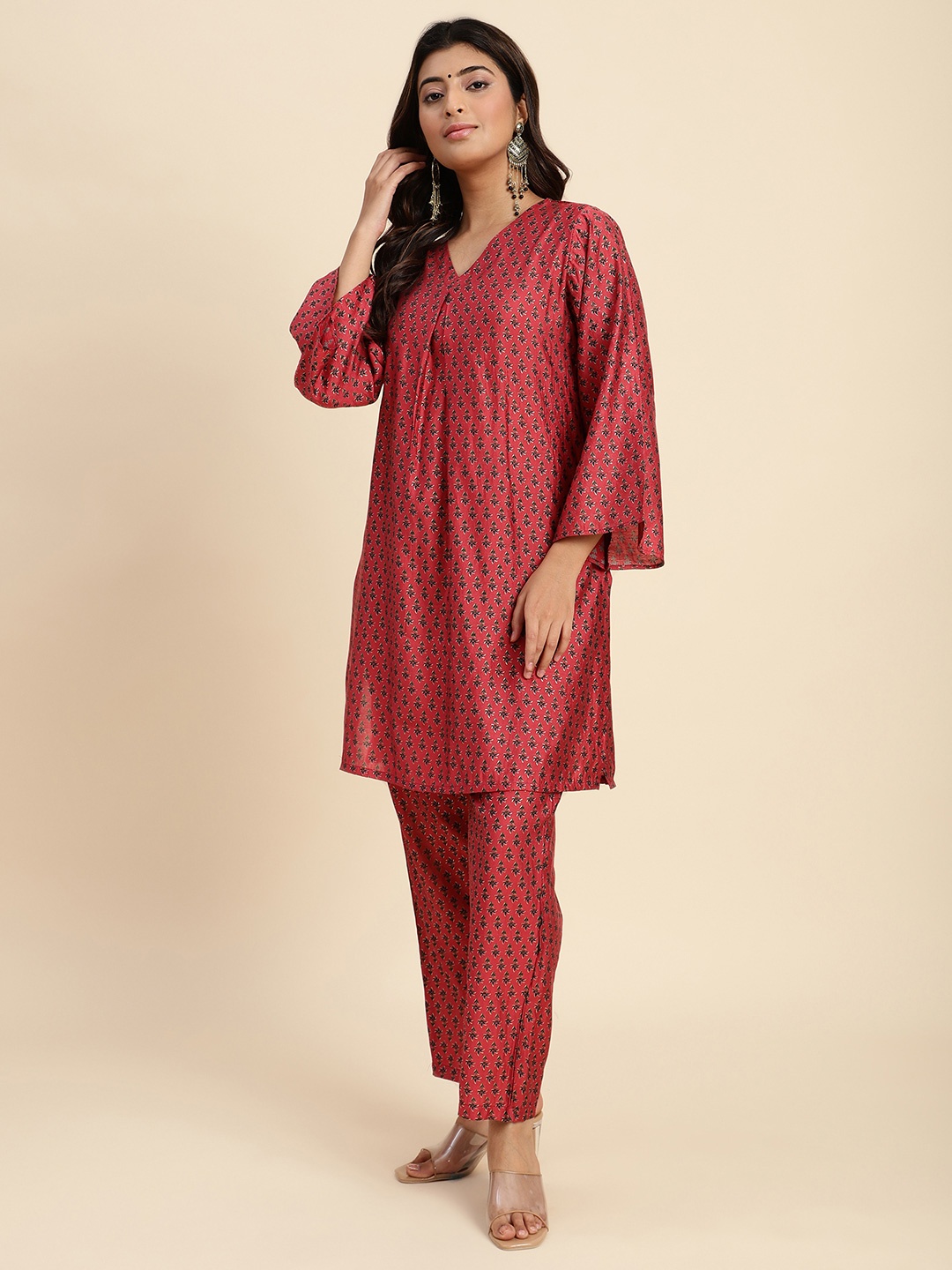 

DIVASTRI Floral Printed V Neck Kurta With Trousers, Maroon