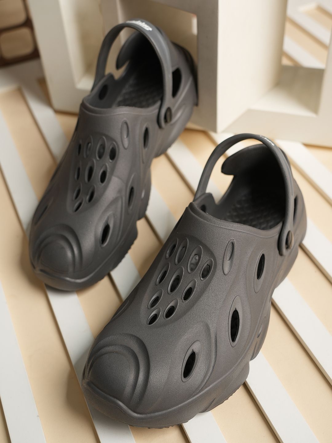 

The Roadster Lifestyle Co Men Casual Clogs, Grey