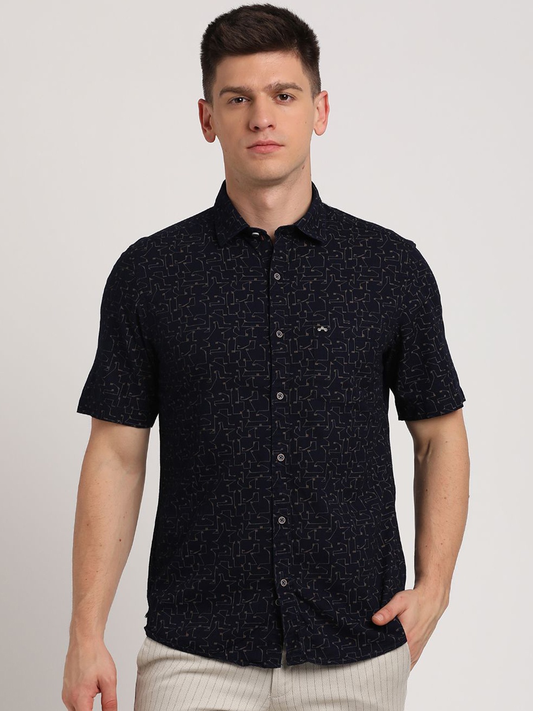 

Turtle Men Relaxed Slim Fit Opaque Printed Casual Shirt, Blue