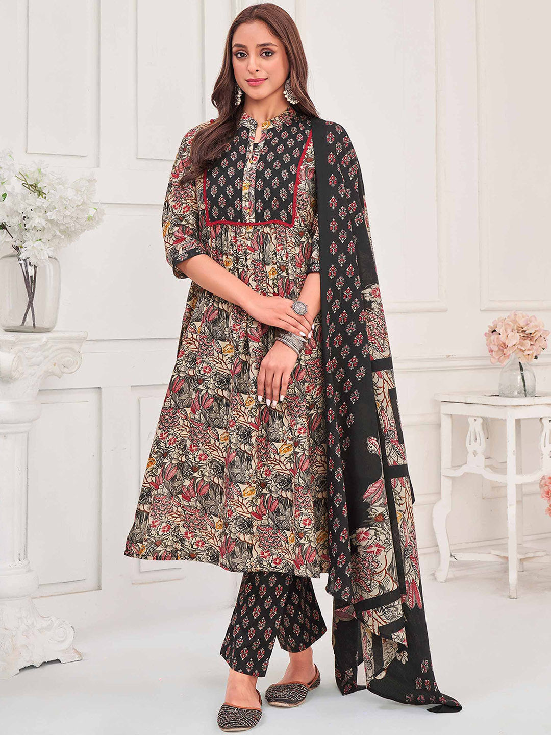 

MOJILAA Floral Printed Mandarin Collar A-Line Kurta With Trousers And Dupatta, Black